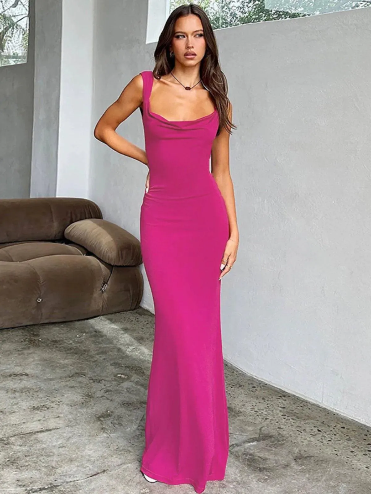 Elegant Backless Sheath Dress with Bow Details: Sophisticated Evening Wear