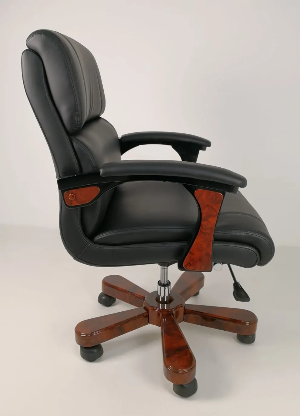 Luxury Executive Style Office Chair in Black Leather - B018