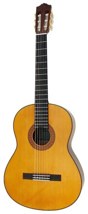 Yamaha C70 spruce Top, Gloss Finish and gold tuning pegs